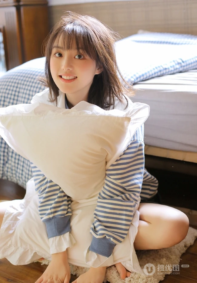 清新灵动的白皙线条感少女条纹上衣搭短裤室内氛围写真图片