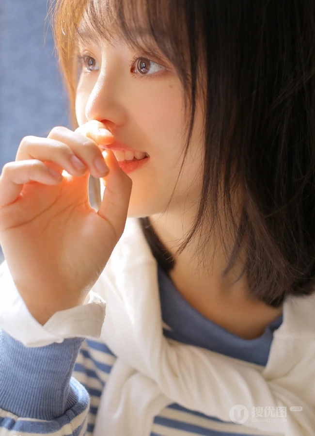 清新灵动的白皙线条感少女条纹上衣搭短裤室内氛围写真图片