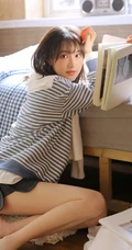 清新灵动的白皙线条感少女条纹上衣搭短裤室内氛围写真图片