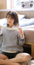 清新灵动的白皙线条感少女条纹上衣搭短裤室内氛围写真图片