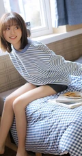 清新灵动的白皙线条感少女条纹上衣搭短裤室内氛围写真图片