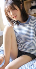 清新灵动的白皙线条感少女条纹上衣搭短裤室内氛围写真图片