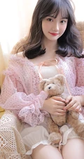 韩系少女着轻纱粉衣搭配白色短裤居家室内写真图片