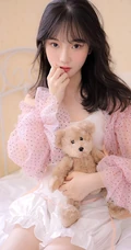 韩系少女着轻纱粉衣搭配白色短裤居家室内写真图片
