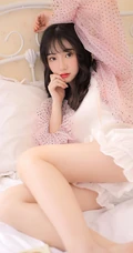 韩系少女着轻纱粉衣搭配白色短裤居家室内写真图片