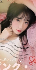 韩系少女着轻纱粉衣搭配白色短裤居家室内写真图片