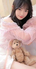 韩系少女着轻纱粉衣搭配白色短裤居家室内写真图片
