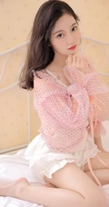韩系少女着轻纱粉衣搭配白色短裤居家室内写真图片