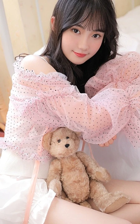 韩系少女着轻纱粉衣搭配白色短裤居家室内写真图片