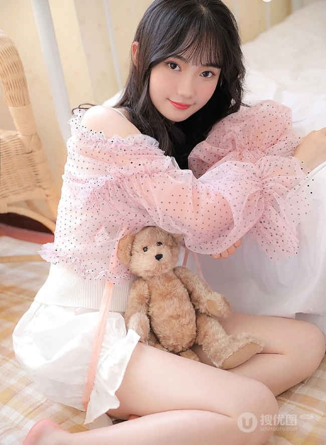 韩系少女着轻纱粉衣搭配白色短裤居家室内写真图片