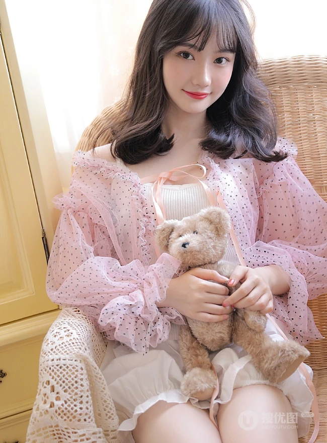 韩系少女着轻纱粉衣搭配白色短裤居家室内写真图片