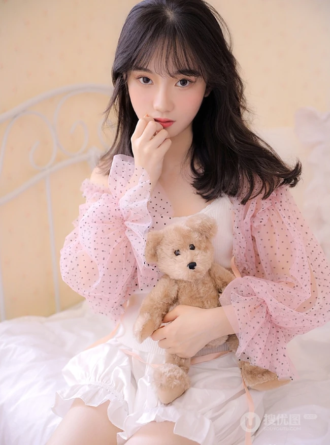 韩系少女着轻纱粉衣搭配白色短裤居家室内写真图片