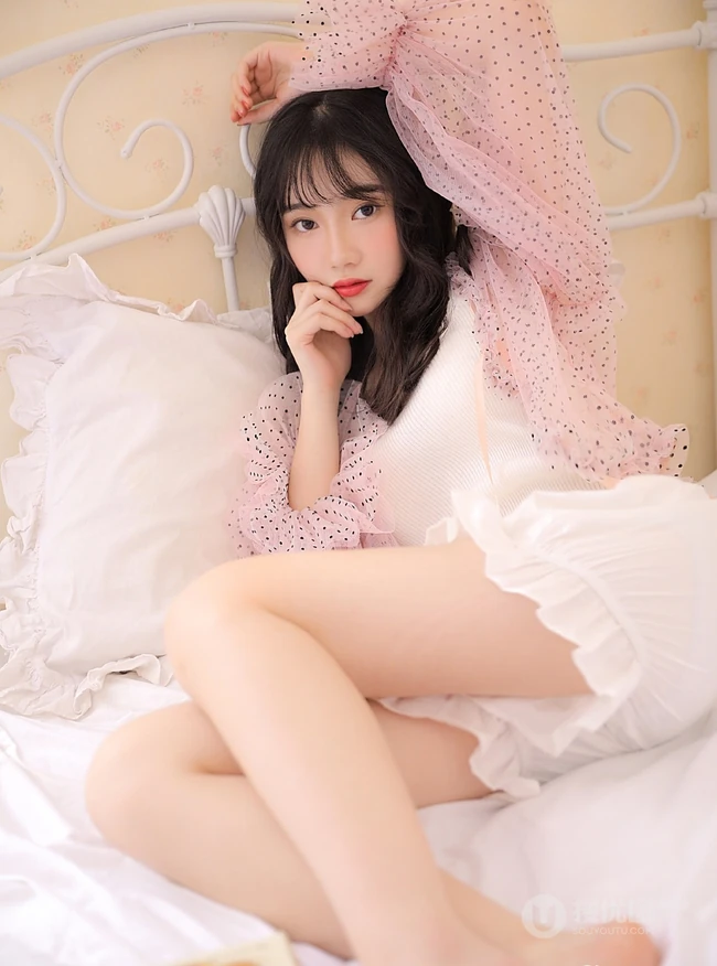 韩系少女着轻纱粉衣搭配白色短裤居家室内写真图片