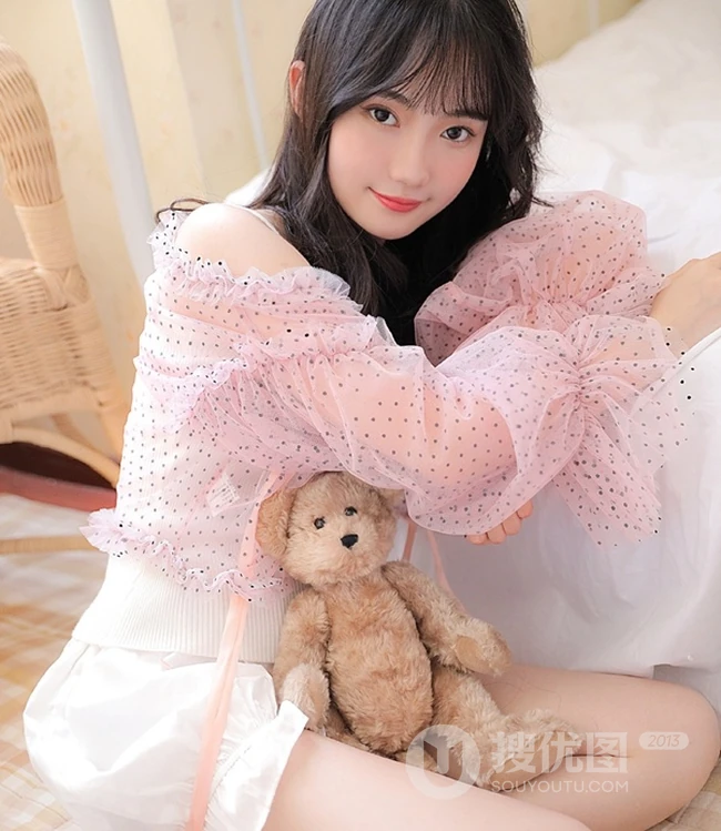 韩系少女着轻纱粉衣搭配白色短裤居家室内写真图片
