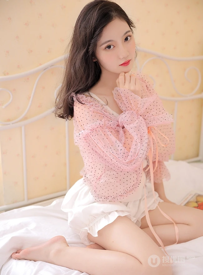 韩系少女着轻纱粉衣搭配白色短裤居家室内写真图片