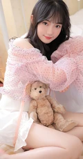 韩系少女着轻纱粉衣搭配白色短裤居家室内写真图片