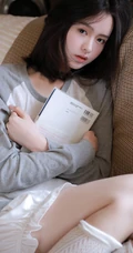 小脸女生，大眼睛，超清新动人鹅蛋脸少女室内写真图片
