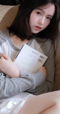 小脸女生，大眼睛，超清新动人鹅蛋脸少女室内写真图片