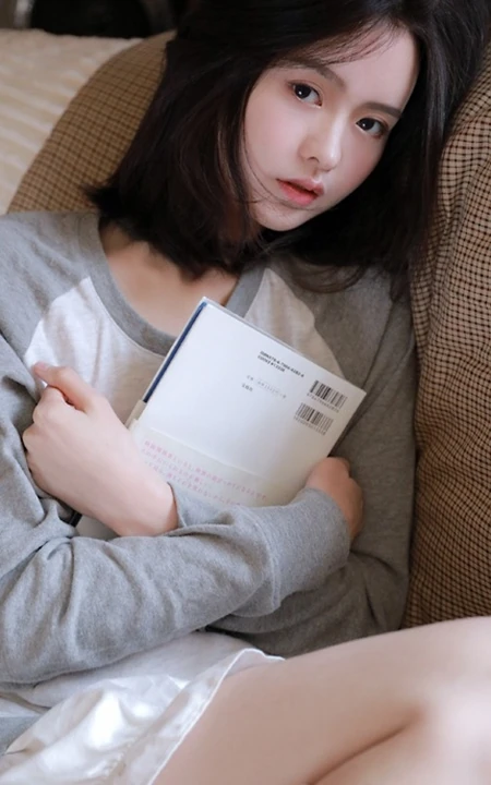 小脸女生，大眼睛，超清新动人鹅蛋脸少女室内写真图片