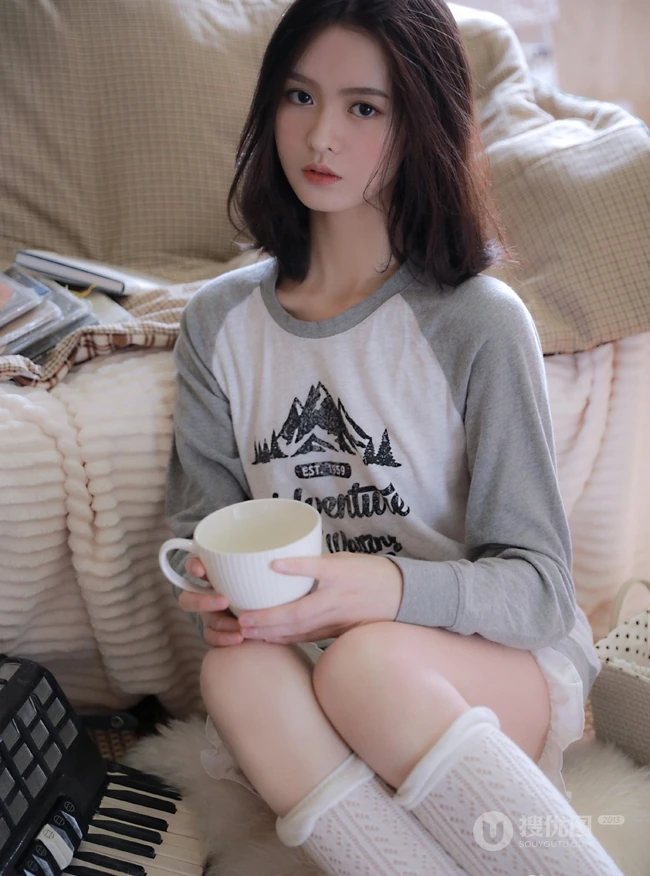 小脸女生，大眼睛，超清新动人鹅蛋脸少女室内写真图片