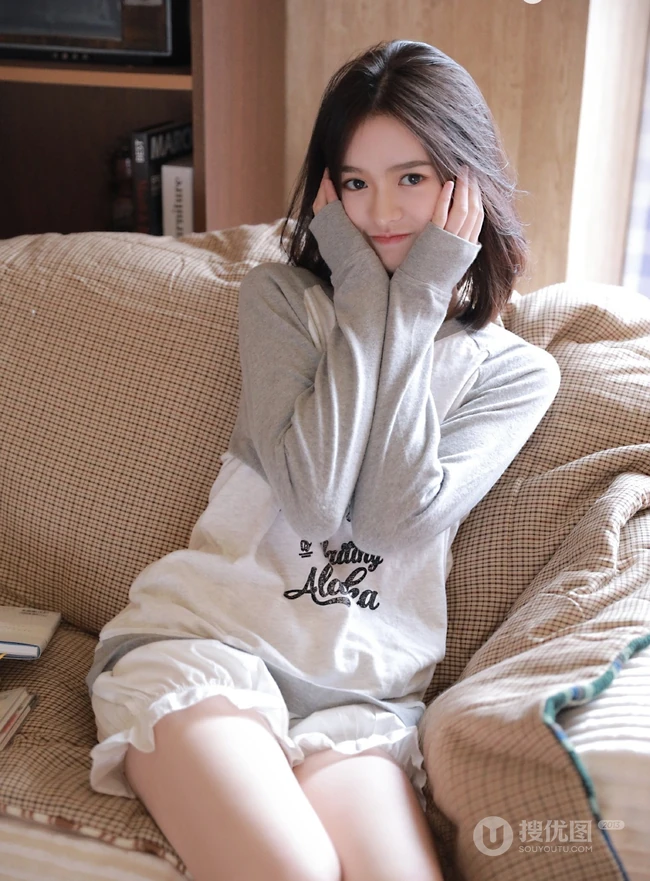 小脸女生，大眼睛，超清新动人鹅蛋脸少女室内写真图片