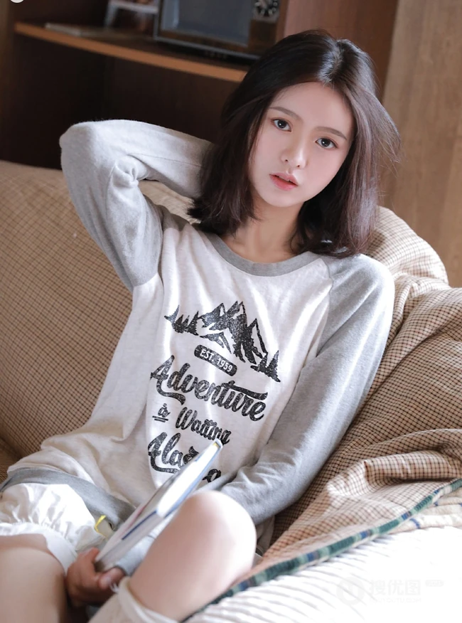 小脸女生，大眼睛，超清新动人鹅蛋脸少女室内写真图片