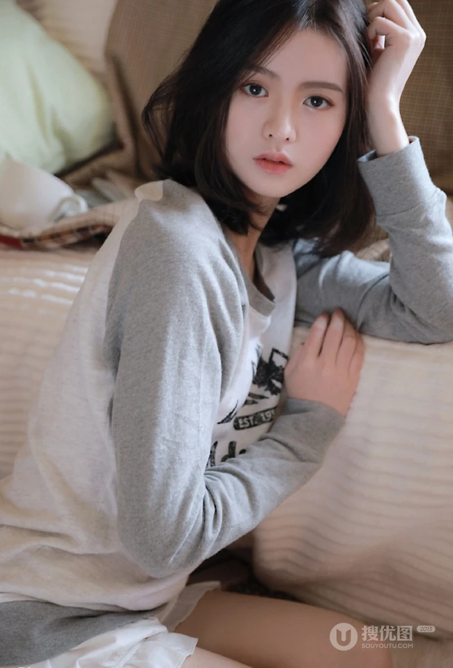 小脸女生，大眼睛，超清新动人鹅蛋脸少女室内写真图片
