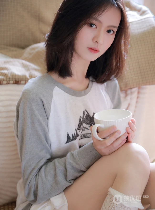 小脸女生，大眼睛，超清新动人鹅蛋脸少女室内写真图片