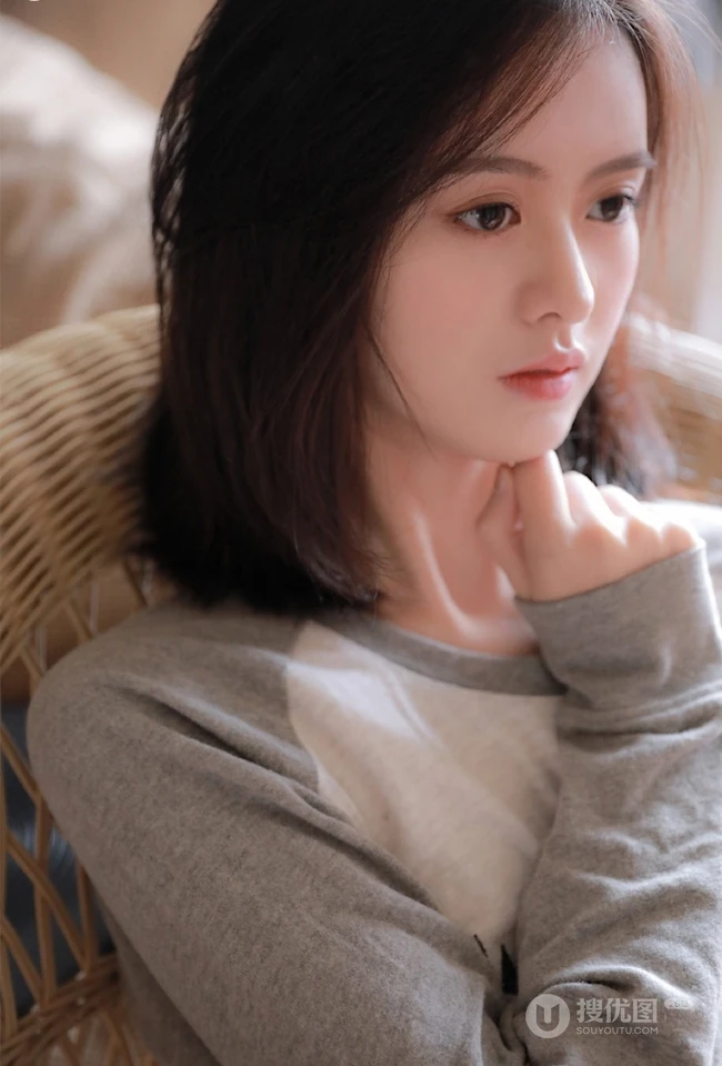 小脸女生，大眼睛，超清新动人鹅蛋脸少女室内写真图片