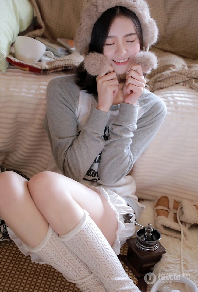 小脸女生，大眼睛，超清新动人鹅蛋脸少女室内写真图片