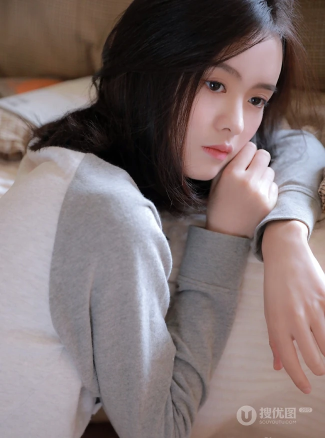 小脸女生，大眼睛，超清新动人鹅蛋脸少女室内写真图片