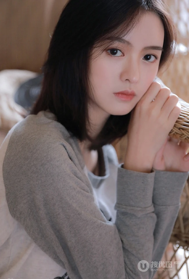 小脸女生，大眼睛，超清新动人鹅蛋脸少女室内写真图片