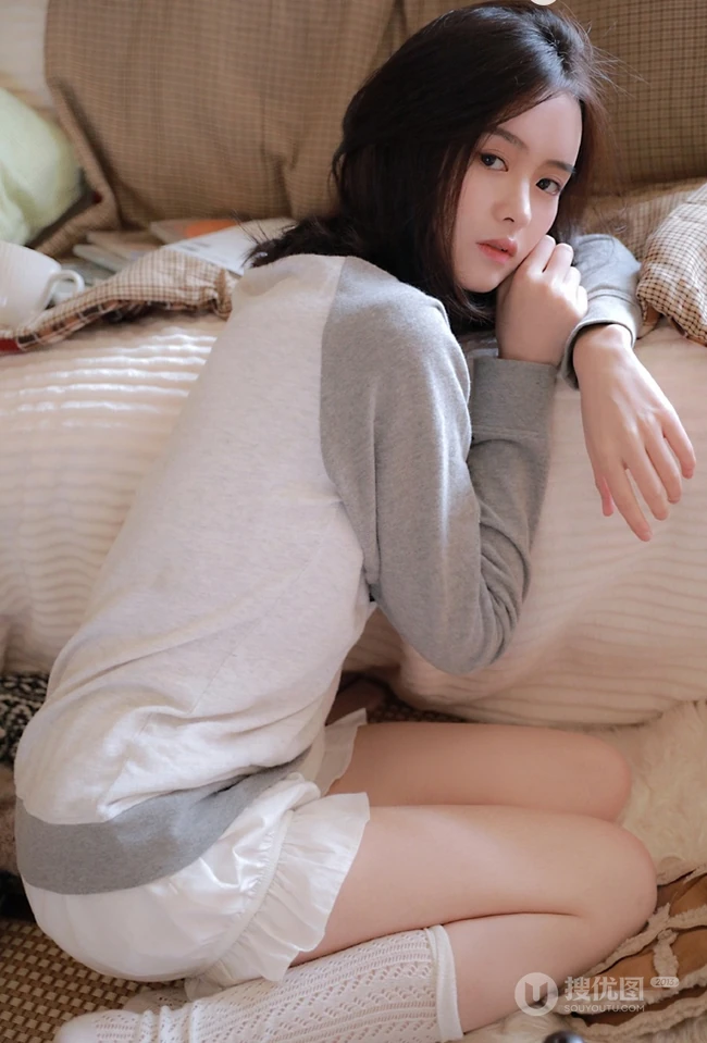 小脸女生，大眼睛，超清新动人鹅蛋脸少女室内写真图片
