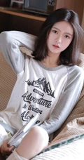 小脸女生，大眼睛，超清新动人鹅蛋脸少女室内写真图片