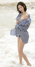 仗剑天涯，高挑银剑女郎付艺轩气质海边沙滩三套服饰写真图集