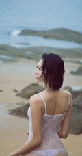 仗剑天涯，高挑银剑女郎付艺轩气质海边沙滩三套服饰写真图集