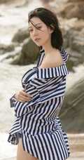 仗剑天涯，高挑银剑女郎付艺轩气质海边沙滩三套服饰写真图集