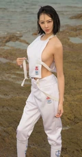 仗剑天涯，高挑银剑女郎付艺轩气质海边沙滩三套服饰写真图集