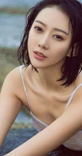 仗剑天涯，高挑银剑女郎付艺轩气质海边沙滩三套服饰写真图集
