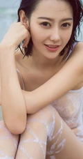 仗剑天涯，高挑银剑女郎付艺轩气质海边沙滩三套服饰写真图集