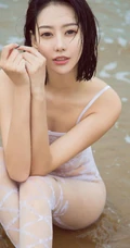 仗剑天涯，高挑银剑女郎付艺轩气质海边沙滩三套服饰写真图集