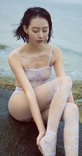 仗剑天涯，高挑银剑女郎付艺轩气质海边沙滩三套服饰写真图集