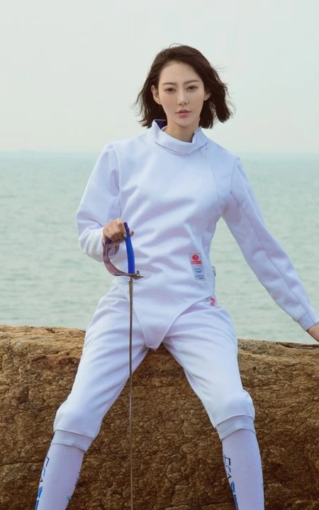 仗剑天涯，高挑银剑女郎付艺轩气质海边沙滩三套服饰写真图集