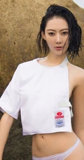 仗剑天涯，高挑银剑女郎付艺轩气质海边沙滩三套服饰写真图集