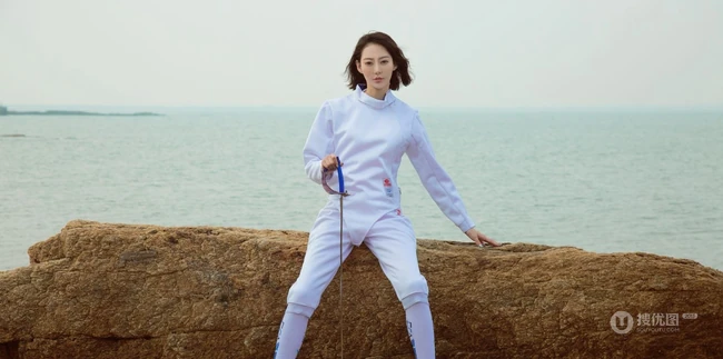 仗剑天涯，高挑银剑女郎付艺轩气质海边沙滩三套服饰写真图集