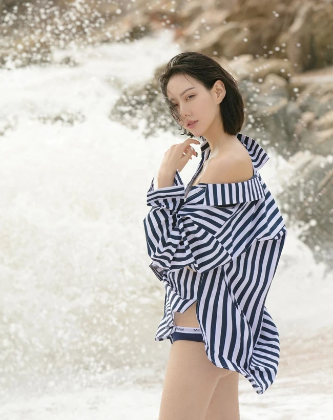 仗剑天涯，高挑银剑女郎付艺轩气质海边沙滩三套服饰写真图集