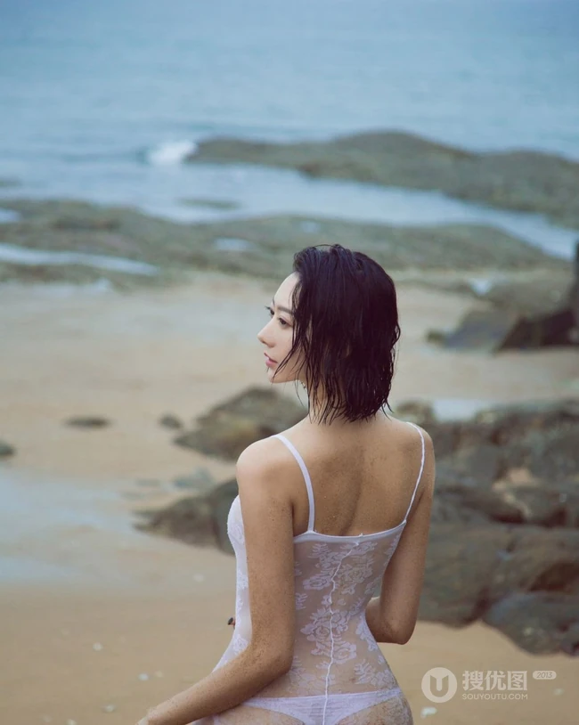 仗剑天涯，高挑银剑女郎付艺轩气质海边沙滩三套服饰写真图集