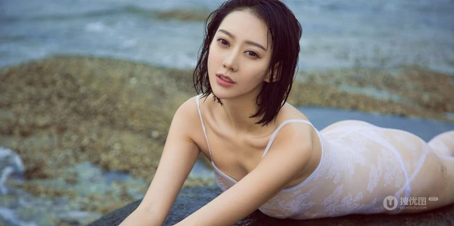 仗剑天涯，高挑银剑女郎付艺轩气质海边沙滩三套服饰写真图集