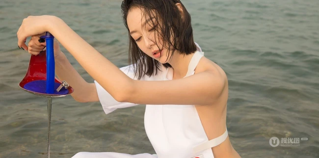 仗剑天涯，高挑银剑女郎付艺轩气质海边沙滩三套服饰写真图集