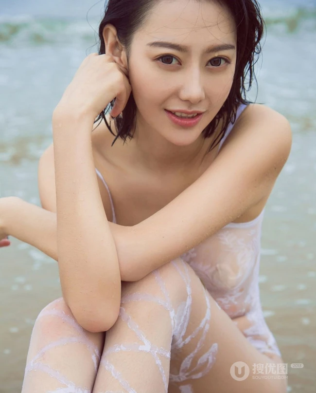 仗剑天涯，高挑银剑女郎付艺轩气质海边沙滩三套服饰写真图集